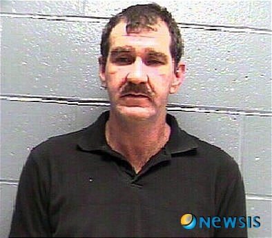 【서울=뉴시스】미 미주리주의 에드 배글리(43)라는 남성이 아들의 전 여자친구를 수년 동안 가둬놓고 섹스 노예로 삼았다가 불법 공모, 매춘 강요, 사기 또는 강압, 강제 노역 등 11가지 혐의로 기소됐다. 사진은 에드 배글리.<사진 출처 : 야후 뉴스 웹사이트>
