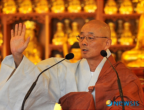 【서울=뉴시스】전진환 기자 = 24일 오전 명진 봉은사 주지스님이 일요법회에서 조계종의 봉은사 직영사찰 전환과 관련해 입장을 이야기 하고 있다. amin2@newsis.com