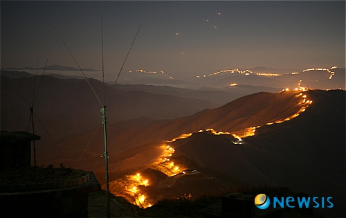 【양구=뉴시스】전형준 기자 = 다음달 11~12일 열리는 G20 서울정상회의를 앞두고 강원 양구 중·동부전선 백두산 부대 최전방 GOP소초 장병들이 해발 1242m의 가칠봉 등 험준한 고지에서 철통 경계근무에 만전을 기하고 있다. 사진은 23일 전선에 어둠이 깔리자 경계등이 밝혀지고 있다. < 관련기사 있음>&nbsp; jhj2529@newsis.com 