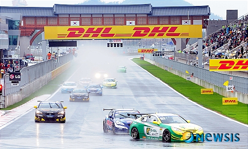 【영암=뉴시스】서재훈 기자 = '2010 F1 코리아 그랑프리' 결승전 날인 24일 오전 전남 영암 코리아 인터내셔널 서킷에서 결승전에 앞서 제네시스 쿠페가 출전하는 '현대시리즈' 서포트 레이스가 진행되고 있다. jhseo@newsis.com