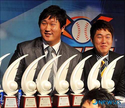 【서울=뉴시스】전진환 기자 = 25일 오후 2010 프로야구 최우수선수(MVP), 신인왕 시상식이 열린 서울 삼성동 그랜드인터컨티넨탈호텔에서 최다홈런상 등 7관왕에 오른 이대호(롯데)가 최우수선수 발표를 기다리고 있다. amin2@newsis.com