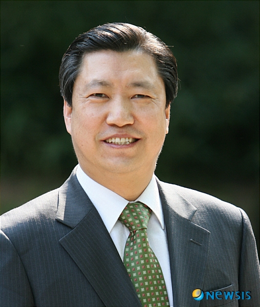 【서울=뉴시스】이현정 기자 = 청와대는 26일 외교통상부 제2차관에 민동석 외교부 외교안보연구원 외교역량평가단장을 내정자고 사의를 표명했던 신각수 제1차관은 유임시켰다. (사진제공=청와대)