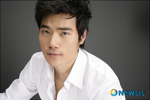 【서울=뉴시스】진현철 기자 = 탤런트 김강우(32)가 해양경찰을 소재로 한 드라마 ‘포세이돈’(극본 조규원·연출 유철용)에 캐스팅 됐다.&nbsp; 해양대학 해양경찰학과 수석졸업 후 엘리트 코스를 밟는 인물로 나온다. 해경 특공대 대테러특수대응팀 ‘포세이돈’으로 발령받은 뒤 최고의 ‘포세이돈’이 되기 위해 고통스런 훈련을 감내하는 캐릭터다.&nbsp; 앞서 영화 ‘마린보이’(2008·감독 윤종석)에서 선수급의 수영과 잠수, 다이빙 실력을 자랑한 바 있다. ‘포세이돈’에서도 당시 익힌 기술을 유감없이 발휘할 예정이다.&nbsp; 김강우는 “영화를 찍으며 바다에서 고생했던 기억이 있어 다시 바다를 소재로 한 드라마를 하게 될 줄은 몰랐다”면서 “하지만 캐릭터가 주는 매력과 국내 최초로 해양경찰을 다룬다는 소재의 특수성 때문에 도전하고 싶은 마음이 생겼다”고 밝혔다.&nbsp; agacul@newsis.com