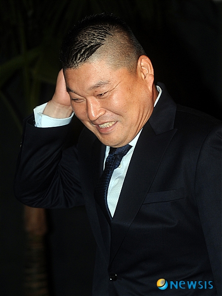 【서울=뉴시스】박종민 기자 = 26일 오후 서울 남산 하얏트호텔에서 배우 류시원이 9살 연하의 일반인 여성과 결혼식을 올리는 결혼식에 참석한 MC 강호동이 포토타임을 갖고 있다.&nbsp; jmc@newsis.com