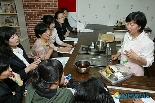 【서울=뉴시스헬스/뉴시스】 최근 열린 오픈 1차 꼬꼬빌 쿠킹 클래스 무료 요리교실에서는 꼬꼬빌 클럽 샌드위치, 헬스업 대추와 잣 죽, 헬스업 호박 쌈과 삼색 파프리카 요거트 드레싱 3가지 요리를 선보였다. 임한희기자 newyork291@newsishealth.com