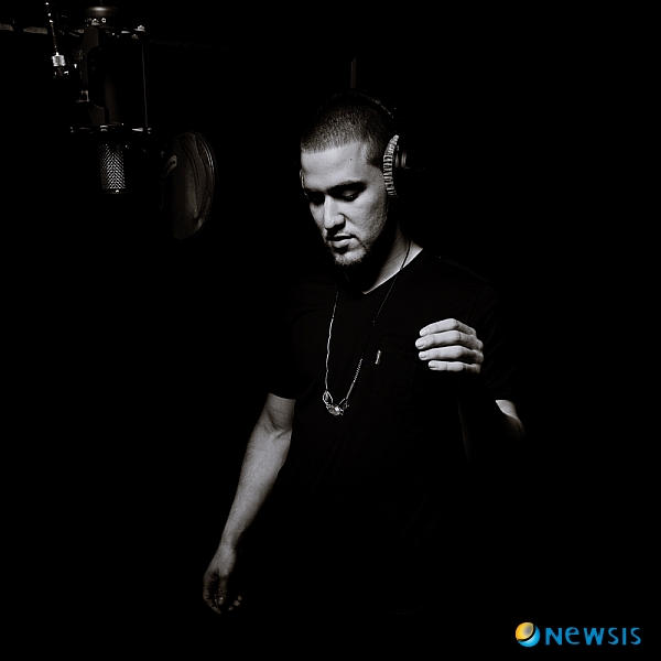 【서울=뉴시스】이재훈 기자 = “존 박에게 그저 두 마리 토끼를 잡을 수 있도록 최선을 다하라는 이야기를 하고 싶다.”&nbsp; 미국의 떠오르는 싱어송라이터 마이크 포스너(22)가 28일 e-메일 인터뷰에서 케이블채널 M넷 서바이벌 오디션 프로그램 준우승자인 존 박(22)에게 건넨 조언이다.&nbsp; 포스너는 데뷔 앨범 ‘31 미니츠 투 테이크오프(Minutes To Takeoff)’를 국내에 내놨다. 미국의 명문 듀크대학교 재학시절 200달러짜리 마이크를 이용해 자신의 기숙사 방에서 전 여자친구를 떠올리며 만든 ‘쿨러 댄 미(Cooler Than Me)’로 일약 스타덤에 올랐다.&nbsp;&nbsp; 포스너가 듀크대를 우수한 성적으로 졸업한 지금 ‘쿨러 댄 미’는 100만장이 넘는 판매량을 기록한 히트곡이 됐다. 빌보드 싱글차트 6위까지 올랐다.&nbsp; 사회학을 전공한 포스너는 “가수를 꿈꾸며 학업을 지속한다는 것은 정말이지 힘들었다”며 “그래도 졸업하기를 잘했다 싶다”고 전했다. “우선은 내 마음이 편하고, 가능한 더 많은 사람들과 내 음악을 공유할 수 있게 됐기 때문”이라는 설명이다.&nbsp; 가수가 되기 위해 미국 명문 노스웨스턴대학교 경제학과를 휴학한 존 박에게는 “자신감을 잃지 말고 성실하게 두 분야에서 성공하길 바란다”며 “최선을 다해 만들어낸 음악만을 대중이 좋아해준다는 사실을 잊지 말라고 전해주고 싶다”고 밝혔다.&nbsp; 역시 미국 명문 스탠퍼드대학교를 졸업했지만 학력 위조 논란으로 한바탕 곤욕을 치른 가수 타블로(30)에 대해서도 언급했다. “타블로도 결국 한 사람이고 인간이라는 점을 상기하고 싶다. 어느 누구든 감정과 감성을 지니고 살아가는데, 그런 잘못된 소문이 그에게 깊은 상처가 된다는 것을 (대중이) 꼭 기억하면 좋겠다.”&nbsp; 포스너는 최근 미국 힙합그룹 ‘파 이스트 무브먼트’와 미국 투어를 펼쳤다. 한국계 2명이 포함된 파이스트무브먼트는 30일자 빌보드 싱글차트 정상에 오른 팀이다.&nbsp; 포스너는 “미국에서 함께 투어를 해서 친하게 지내고 있다”며 “파이스트무브먼트의 앨범을 구입한 뒤 일주일 넘게 계속 듣고 있다”고 알렸다. “그룹 친구들 모두 인간적으로도 음악계에서 만날 수 있는 최고의 친구들”이라며 “이 그룹을 알게 돼 정말 축복이고, 항상 잘 되길 빌고 있다”고 전했다.&nbsp; 포스너는 초등학교 4학년 때 드럼 연주를 시작했다. 13세 때 컴퓨터를 이용해 처음으로 비트를 만들었다. 이후 고등학교 내내 작사·작곡을 하며 시간을 보냈다. 또 폴 사이먼과 마일스 데이비스부터 아웃 캐스터와 나스까지 섭렵한 음악의 폭이 정말 넓다.&nbsp;&nbsp; “뮤지션들 각각에게서 마음에 드는 점과 배울 점을 하나씩 따온다”며 “그러면 내 음악은 여러 가지 색채를 담은 것으로 탄생한다”고 설명했다. “그렇게 수백명의 음악가와 내 일상을 더하다 보면 어느 순간 좋은 음악이 나오게 되면서 나만의 사운드가 나타난다”고 귀띔했다. “내가 추구하는 건 그 누구와도 차별화된 사운드를 만들어내는 것이다.”&nbsp; 자신이 만든 음악이 많은 사람의 사랑을 받을 줄 알았을까. “전혀 예상치 못했다”고 한다. “쿨러댄미는 대학 때 내 기숙사 방에서 20만원짜리 마이크에 대고 데모용으로 녹음한 거였다”며 “그런데 그 곡이 이렇게 세계적으로 인지도를 얻으니 어안이 벙벙하고 지금도 꿈만 같다”고 털어놓았다.&nbsp; 자신의 매력은 “모르겠다”는 대답이다. “나는 그냥 평범한 사람이라서…. 작곡을 좀 하기는 하지만 특별한 매력까지는 잘 모르겠다”고 여겼다.&nbsp;&nbsp; 음악이란 “내게 탈출구”라며 “현실에서 벗어나게 해주면서 나를 치료해주는 효과가 있다”고 소개했다.&nbsp; 최종 목표는 “최대한 좋은 음악을 많이 만들어내는 것”이다. “이 일을 하면서 가장 힘든 일은 새로운 음악을 만들어내는 것”이라면서도 “좀 더 높은 수준의 음악을 만들어 내고 싶다”고 바랐다.&nbsp; 한국의 “청소년들이 대중가요를 많이 듣는다는 것”을 특기했다. “좋은 현상인 것 같다. 빨리 한국 가요도 들어봐야겠다”며 “아직 계획은 없지만 한국에서 내 음악을 사랑해 주는 분들을 위해 공연을 하고 싶다”는 마음이다. “그렇게 된다면 정말 멋진 밤이 될 것 같아요.”&nbsp; 한편, 포스너의 데뷔 앨범 ‘31 미니츠 투 테이크오프’라는 제목은 ‘앨범을 듣기 시작한지 31분째 될 때 듣는 사람과 나 자신 모두가 한층 높은 쾌감을 느끼게 된다’는 뜻이다. 포스너의 가늘고 부드러운 목소리가 인상적이다. ‘쿨러 댄 미’ 외에 미국의 보컬 그룹 ‘보이즈 투 멘’이 참여한 ‘데자뷰’ 등 13곡이 수록됐다. 소니뮤직&nbsp; realpaper7@newsis.com&nbsp; 