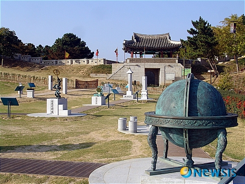 【부산=뉴시스】강재순 기자 = 조선시대 동래출신 대과학자 장영실의 업적을 기리는 장영실 과학동산에 장영실 등이 만든 천문관측 기구인 간의(簡儀)를 추가로 설치, 12월 완공할 예정이다. (사진=동래구청 제공) <관련기사 있음>&nbsp; kjs0105@newsis.com