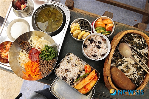 【울산=뉴시스】장지승 기자 = 30일 울산 태화강대공원에서 열린 '2010 웰빙라이프 울산'에서 울산지역 학교급식조리사회에서 선보인 시대별 도시락이 눈길을 끌고 있다. 울산 태화강대공원 일대에서 열리고 있는 '2010 웰빙라이프 울산' 첫날엔 각종 요리 라이브 경연과 함께 건강걷기대회 등이 진행됐으며, 31일엔 제과제빵경진대회 등이 열린다. jjs@newsis.com