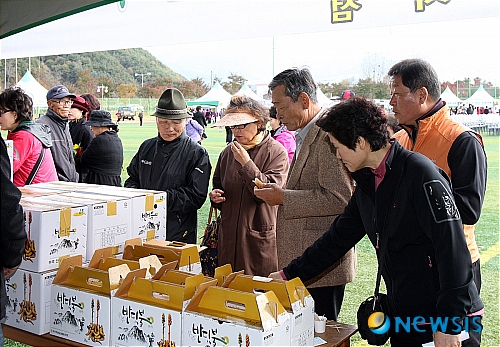 【무주=뉴시스】유영수 기자 = 전북 무주 천마축제가 지난 30일 안성면 체육공원에서 지역주민들과 출향면민 등 3000여 명이 참석해 지역발전을 위한 화합의지를 다졌다.(사진=무주군청 제공)&nbsp; yu0014@newsis.com 