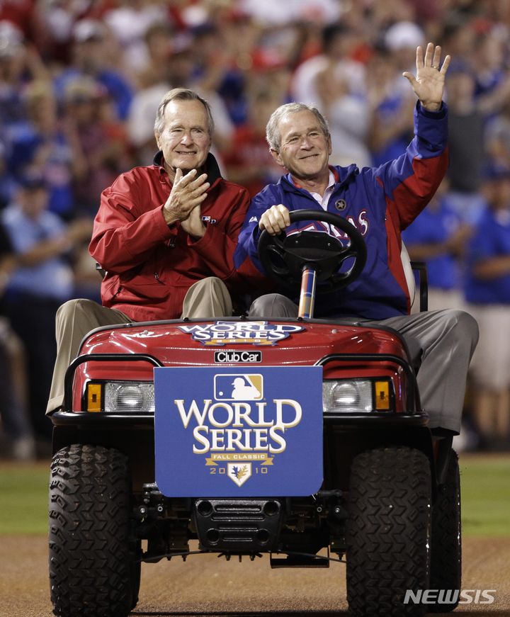 [알링턴=AP/뉴시스] 2010년 월드시리즈 4차전에 시구자로 나선 조지 H W 부시, 조지 W 부시 전 미국 대통령. 2010.11.01