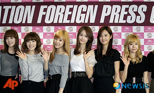 【서울=AP/뉴시스】1일 서울에서 열린 외신 기자회견에 참석한 '소녀시대' 멤버들이 사진촬영에 응하고 있다. 