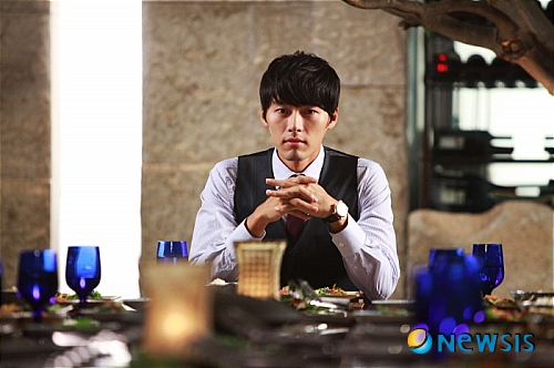 【서울=뉴시스】진현철 기자 = 탤런트 현빈(28)이 내년 3월께 입대한다.&nbsp; 현빈 측은 “내년 3월 안으로 현역으로 입대할 예정”이라며 “시기 등 구체적인 내용은 추후 알릴 것”이라고 밝혔다.&nbsp; 입대 전 마지막 작품으로 선택한 SBS TV 주말 드라마 ‘시크릿 가든’(극본 김은숙·연출 신우철)에 총력을 다하고 있다.&nbsp; 제작사 화앤담픽처스는 “13일 첫 방송되는 ‘시크릿가든’에서 재벌 상속남으로 나오는 현빈은 군입대 전 출연하는 마지막 작품이라 애정이 뜨겁다”며 “캐릭터와 혼연일체된 모습을 보여주기 위해 열의를 보이며 몰입 중”이라고 전했다.&nbsp; 드라마는 성격이 모나고 오만한 백화점 주인인 현빈과 무술감독을 꿈꾸는 액션 스턴트우먼 하지원(32)의 영혼이 바뀌면서 벌어지는 로맨틱 코미디 판타지다.&nbsp; agacul@newsis.com