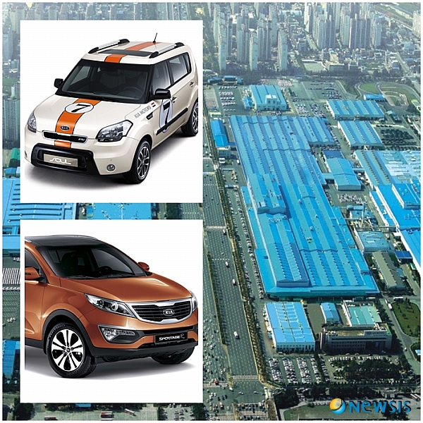 【광주=뉴시스】송창헌 기자 = 기아자동차 광주공장이 10월 한달간 4만2250대를 생산해 월간 생산량 신기록을 달성했다. 사상 최초 연간 40만대 생산도 현실화될 가능성이 커졌다. 사진은 광주공장 전경과 주력 차종인 쏘울과 스포티지R. (사진=기아차 광주공장 제공)&nbsp; goodchang@newsis.com