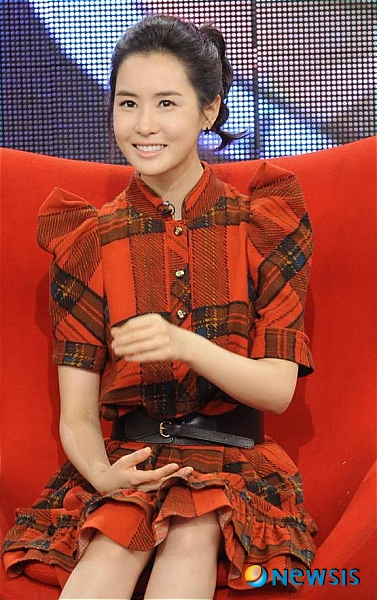 【서울=뉴시스】진현철 기자 = 필리핀인들이 탤런트 이다해(26)에게 분노했다.&nbsp; 영상 공유사이트 유튜브에는 이다해가 약 10개월 전 출연한 KBS 2TV ‘달콤한 밤’ 방송내용 일부가 올라있다. 이 영상에서 이다해는 “물 좀 주세요”라는 말을 미국, 영국, 동남아시아 영어로 말했다. 미국과 영국식 영어는 액선트와 인터네이션을 살려 유창하게 표현했다. 문제는 동남아시아 영어발음을 우스꽝스럽게 했다는 점이다.&nbsp; 영상을 접한 필리핀 사람들은 “드라마 ‘마이 걸’ 때문에 좋아했는데 이제는 다시 생각해보게 됐다. 방송을 위한 것인줄은 알겠지만 필리핀인들의 감정도 고려했으면 좋겠다. 필리핀 사람들이 한국의 가수와 배우들을 사랑하는 만큼 우리도 존경을 받았으면 한다”고 비판했다. 또 “필리핀에는 어디를 가든지 영어를 공부하려는 한국안들이 있는데 그들의 선생님은 모두 필리핀 사람들”이라고 강조했다.&nbsp; “어떻게 필리핀 사람들을 모욕할 수 있느냐. 미국을 상대로 그런 조크를 하느냐. 한국 사람들 중 누가 그렇게 영어를 잘하느냐”, “분명히 필리핀 발음이라고 언급하지는 않았지만 필리핀인들이 어떻게 영어를 말하는 지 흉내내려 했다. 이다해의 필리핀 팬 숫자가 분명히 떨어지고 있다”는 반응도 잇따르고 있다.&nbsp; 이다해를 감싸는 의견도 있다. “그녀가 과장되게 발음한 것인가. 절대 그렇게 생각하지 않는다. 그것이 바로 필리핀 발음이다”, “단순한 조크다. 너무 민감하게 받아들이지 말라. 나는 그녀를 좋아하지도, 알지도 못하지만 누군가 한국인 발음을 따라하면 당신들도 웃지 않겠는가”라는 의견들이다.&nbsp; 4일 필리핀의 지상파채널 GMA는 한국계 MC 그레이스 리(28)를 통해 ‘이다해 영어비교’ 사건을 방송할 예정이기도 하다. 초등학교 3학년 때 필리핀으로 이민한 리는 “한국에서는 상상도 못할 정도로 한국 드라마의 인기는 폭발적이다. 1997~98년만 해도 한국에서 도주해 필리핀으로 들어오는 이들이 많았다. 거리에서 경찰관에게 연행되기도 했다. 하지만 지금은 한류 덕에 180도 달라졌다. 이 같은 호감이 행여 반감으로 바뀌지 않을까 걱정”이라고 우려했다.&nbsp; 한편, 이다해는 트위터에 영어로 글을 올려 “필리핀 사람들의 영어 발음을 흉내낸 것에 진심으로 사과한다”면서 “하지만 나는 필리핀 사람이라는 표현을 쓰지 않았다. 방송에서 이 문제에 대해 말할 기회가 있었으면 좋겠다”고 해명했다.&nbsp;&nbsp; 이 영상은 2만건 이상의 조회수와 2000여건의 댓글을 기록하고 있다.&nbsp; agacul@newsis.com