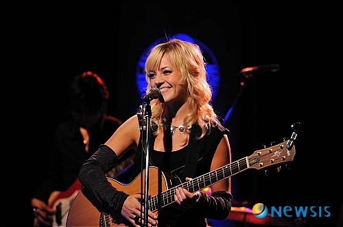 【서울=뉴시스】김지은 기자 = 덴마크의 가수 안나케이가 20일 서울 KT&G 상상마당 라이브홀 무대에 오른다.&nbsp; 2007년 서울 재즈 페스티벌을 비롯해 리 릿나워, 잭 리 등의 크고 작은 공연에 게스트로 참가했지만 단독 공연은 이번이 처음이다.&nbsp;&nbsp; 싱어송라이터인 안나케이는 재즈를 기반으로 팝과 포크, R&B 등 다양한 장르가 혼합된 곡을 들려준다. 북유럽 특유의 맑고 서정적인 멜로디와 소박하면서도 매력적인 보컬이 특징이다.&nbsp; 이번 공연에는 일본의 재즈 밴드 ‘디멘션’의 기타리스트 마스자키 다카시도 함께한다. 전석 4만5000원.&nbsp; kje1321@newsis.com