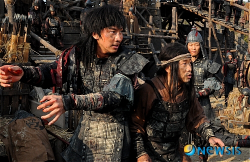 【전주=뉴시스】박원기 기자 = 4일 오후 전주 상림동의 야외영화촬영제작소 세트장에서 영화 '평양성'의 촬영이 진행되고 있다. 거시기(이문식)와 문디(이광수)가 열연을 펼치고 있다. <관련기사 있음>&nbsp; wgpark@newsis.com
