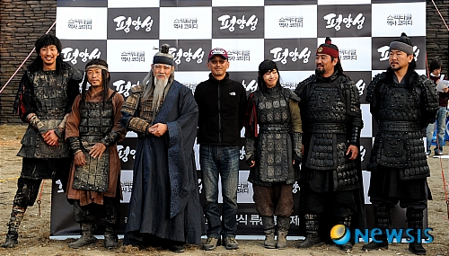 【전주=뉴시스】박원기 기자 = 4일 오후 전주 상림동의 야외영화촬영제작소 세트장에서 영화 '평양성'의 촬영이 진행되고 있다. 기자 간담회를 위해 감독과 출연 배우들이 포토존에 섰다. 왼쪽부터 배우 이광수, 이문식, 정진영, 이준익 감독, 배우 선우선, 류승용, 윤제문이다. <관련기사 있음>&nbsp; wgpark@newsis.com