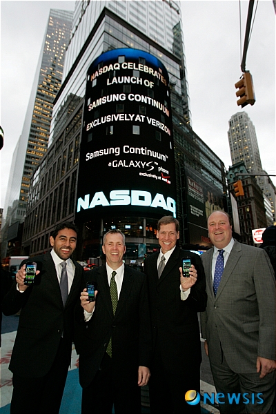 【서울=뉴시스】삼성전자는 미국의 이동통신사 버라이즌을 통해 출시하는 스마트폰 '컨티늄' 론칭 이벤트를 9일(한국시간) 미국 뉴욕 나스닥타워 전광판을 통해 실시간 중계했다고 10일 밝혔다.&nbsp; 나스닥타워는 7층 높이의 원통형 전광판을 통해 증권정보 등을 보여주는 뉴욕의 대표적인 랜드마크다.&nbsp; 컨티늄은 갤럭시S 시리즈 가운데 하나다. 3.4인치 메인 디스플레이의 하단에 1.8인치 보조 디스플레이를 설치해 증권정보, 뉴스 등을 보여주는 제품이다.&nbsp; 사진은 오마르 칸 삼성전자 최고전략책임자(왼쪽 첫 번째)와 버라이즌 관계자들이 컨티늄을 선보이고 있는 모습. (사진=삼성전자 제공)&nbsp; photo@newsis.com&nbsp; 