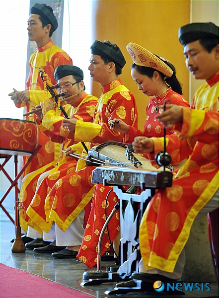 【서울=뉴시스】조수정 기자 = 10일 오전 국립민속박물관에서 관람객들이 우리민속한마당 특별공연 '후에 전통궁정예술공연단의 베트남 궁정무용과 음악' 공연을 관람하고 있다. chocrystal@newsis.com