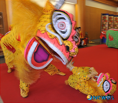 【서울=뉴시스】조수정 기자 = 10일 오전 국립민속박물관에서 열린 우리민속한마당 특별공연 '베트남 궁정무용과 음악' 공연에서 후에 궁정예술공연단이 열연하고 있다. chocrystal@newsis.com