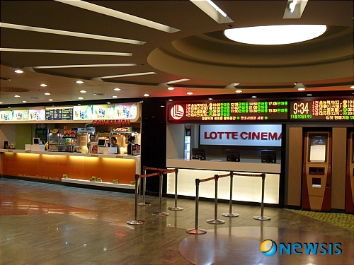 【서울=뉴시스】진현철 기자 = 롯데시네마가 경기 시흥 정왕역 인근에 시화관을 오픈했다. 6일 4개관을 먼저 오픈한 시화관은 11일 나머지 4개관을 열고 총 8개관 1248석 규모로 운영된다. 상영관 모두 디지털 상영이 가능하다. 2개관은 3D 상영관으로 만들었다. 12일 롯데멤버스 회원을 대상으로 영화 ‘렛 미 인’과 ‘페스티발’ 선착순 무료 시사회를 연다. 영화 할인권 증정, 시네마포인트 적립 등의 이벤트도 벌인다. 이로써 롯데시네마는 63개 영화관 470개 상영관을 구축하게 됐다. 12월에는 중국으로도 진출할 예정이다. agacul@newsis.com