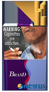 【서울=뉴시스】미국이 흡연의 위험성을 경고하기 위해 담배갑에 부착할 사진 26장을 공개하고 시민들의 평가와 전문가 심사를 통해 이 중 9장을 선정할 계획이다. 사진은 기관지 절개 수술을 받아 목에 구멍이 난 사람의 모습. <사진 출처 : 영국 BBC 웹사이트>