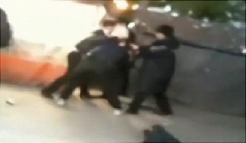 【서울=뉴시스】신정원 기자 = 13일 유명 동영상 사이트 등에 유포되고 있는 이른바 '나이트 삐끼 집단 폭행' 동영상 (사진 = '나이트 삐끼 폭행 동영상 캡처) /photo@newsis.com