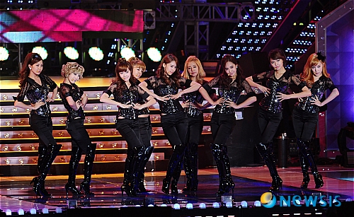 【서울=뉴시스】남강호 기자 = 14일 오후 서울 올림픽공원 체조경기장에서 열린 '2010 농심 사랑 나눔 콘서트'에 참석한 소녀시대가 멋진 무대를 장식하고 있다.&nbsp; 사랑나눔 콘서트는 2000년부터 매년 개최되어 올 해로 11회째를 맞는 농심의 대표적인 사회공현행사로, 관람객들이 입장료 대신 라면을 기부하고 콘서트를 즐기는 특별한 사회공헌 프로그램으로 자리잡았다.&nbsp; 이날 콘서트에는 소녀시대, 2PM, 2AM, 싸이, MISS A, 2NE1, BEAST 등 국내 최정상급 가수들이 출연해 특별한 공연 무대를 선보였다.&nbsp; kangho@newsis.com 