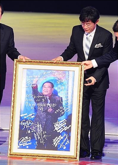 【서울=뉴시스】김지은 기자 = MC 이경규(50)가 KBS 1TV ‘전국 노래자랑’을 영화로 제작한다. 이경규는 14일 KBS 1TV ‘전국노래자랑’ 30주년 특집방송에 출연, “올해 30주년을 기념해 전국노래자랑을 영화하려고 하는데 좀 더 준비해야 할 것 같다”며 “내년 쯤 영화로 만들어 후배로서 송해 선배에게 바칠 것”이라고 말했다. 이경규 측은 이를 위해 몇 달 전 1000만원 이상을 들여 ‘전국노래자랑’ 상표권을 KBS에게서 사들이기도 했다. kje1321@newsis.com