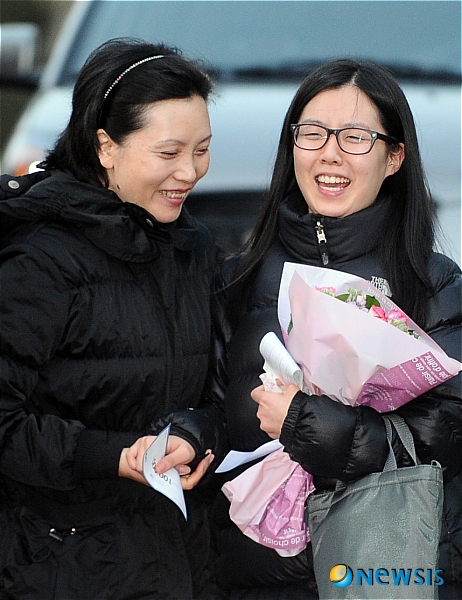 【서울=뉴시스】박종민 기자 = 2011년도 대학수학능력시험이 치뤄진 18일 오후 서울 종로구 풍문여고에서 시험을 마친 수험생들이 학부모의 격려를 받으며 고사장을 빠져 나오고 있다.&nbsp; jmc@newsis.com