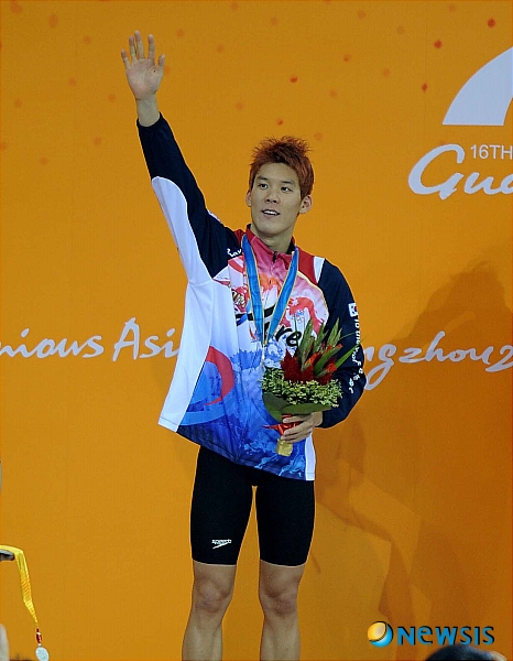 【광저우=뉴시스】허상욱 기자 = '마린보이' 박태환이 18일 오후 중국 광저우 아오티 아쿠아틱 센터에서 열린 2010 광저우 아시안게임 수영 남자 자유형 1500m에서 2위로 골인, 은메달을 획득했다.&nbsp; 박태환이 시상대에 올라 은메달을 걸고 기뻐하고 있다.&nbsp; wook@newsis.com
