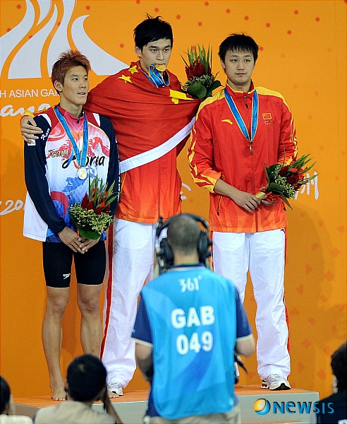 【광저우=뉴시스】허상욱 기자 = '마린보이' 박태환이 18일 오후 중국 광저우 아오티 아쿠아틱 센터에서 열린 2010 광저우 아시안게임 수영 남자 자유형 1500m에서 2위로 골인, 은메달을 획득했다.&nbsp; 박태환이 시상대에서 금메달 쑨양, 동메달 장린(중국)과 함께 기념촬영을 하고 있다.&nbsp; wook@newsis.com