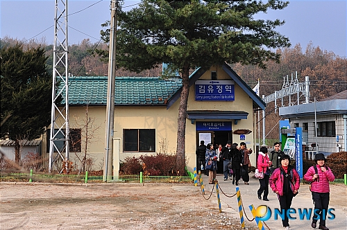 【서울=뉴시스】민경찬 기자 = (사)노원문인협회(회장 박성배) 회원 80여 명은 20일 서울 노원구 경춘선 화랑대역에서 출발하는 무궁화 열차를 타고 종착역인 김유정역까지 열차 안에서 시를 낭송하는 '시가 기차를 타다' 행사를 열었다.&nbsp; 열차 내에서는 회원들의 시낭송을 비롯해 플룻, 바이올린 연주 등 시와 음악이 어우러진 시간을 공유했으며 종착역인 김유정역에서는 김유정 문학촌 '실레마을'을 방문해 포근한 주말, 문학의 정취에 흠뻑 빠져들었다.&nbsp; krismin@newsis.com 