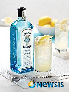 세계 주류업계에서 최고의 성장세를 구가하는 진, 봄베이 사파이어는 2년 연속 가치점유비율에서 세계 1위를 점하고 있다. 영국 주류시장연구기관 IWSR에 따르면, 2009년 12월 말까지 12개월 동안 봄베이 사파이어는 프리미엄 진 부문에서 가치점유비율이 31.7%에서 32.7%까지 치솟았다. 1761년 증류 전문가인 토마스 다킨(Thomas Dakin) 발명한 비법에 기초한 프리미엄 진인 봄베이 사파이어는 전세계 곳곳에서 채집된 최고급 식물성 원료물질의 완벽하게 조합한 결정체다(사진: 비즈니스 와이어)