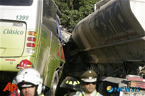 【산티아고(칠레)=AP/뉴시스】 칠레 북부 안토파가스타 부근 도로에서 22일 버스 충돌사고가 일어나 54명의 사상자가 발생했다. 사진은 칠레의 역대 최악의 사고로 2010년 탈라간테 인근 고속도로에서 버스와 대형트럭이 충돌해 최소 19명이 숨지고 25명이 부상당한 현장. 2025.11.23.