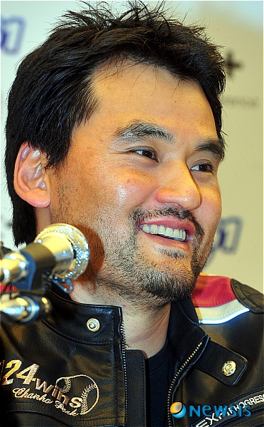 【서울=뉴시스】서재훈 기자 = MLB 아시아 최다승을 기록중인 메이저리거 박찬호가 24일 오후 서울 역삼동 비전타워에서 향후 자신의 거취와 관련된 기자회견을 진행하고 있다.&nbsp; jhseo@newsis.com