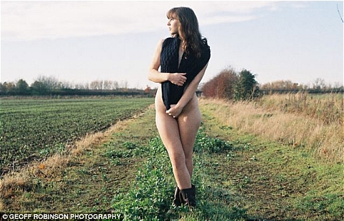 【서울=뉴시스】영국의 명문 캠브리지대학교에 재학 중인 2학년생 샬롯(20·여)이 학보인 '버시티(Varsity)' 최신호에서 누드화보를 찍어 화제가 되고 있다. (사진출처=영국 데일리메일 웹사이트)