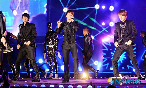【서울=뉴시스】허경 기자 = 27일 오후 서울 잠실주경기장에서 열린 '그룹 JYJ 월드와이드 콘서트 인 서울'에서 멤버들이 화려한 무대를 선보이고 있다.&nbsp; neohk@newsis.com