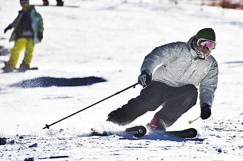 【무주=뉴시스】유진휘 기자 = 개장한 전북 무주리조트에 28일 오전 수천명의 스키어와 보더들이 찾아 은빛설원 누비며 겨울스포츠를 만끽했다.(사진=무주리조트 제공) <관련기사 있음>&nbsp; yjh@newsis.com