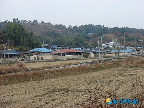 【사천=뉴시스】문병기 기자 = 진주시 정촌면과 사천시 축동면 일대에 조성 예정인 항공국가산업단지와 관련해 축동면 일대가 배제될 움직임을 보이자 축동면 일대 주민들이 탄원서를 제출하는 등 갈 수록 반발이 확산되고 있다.&nbsp; 사진은 산단조성으로 이주될 예정이었던 축동면 예동마을 전경, 이곳 주민들의 반발이 가장 심하다. <관련기사 있음> photo@newsis.com