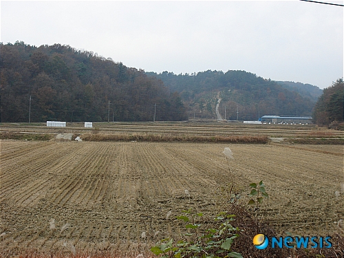 【사천=뉴시스】문병기 기자 = 진주시 정촌면과 사천시 축동면 일대에 조성 예정인 항공국가산업단지와 관련해 축동면 일대가 배제될 움직임을 보이자 축동면 일대 주민들이 탄원서를 제출하는 등 갈 수록 반발이 확산되고 있다. 사진은 항공국가산단 조성 예정지중 축동면 지역 예정지. <관련기사 있음> photo@newsis.com