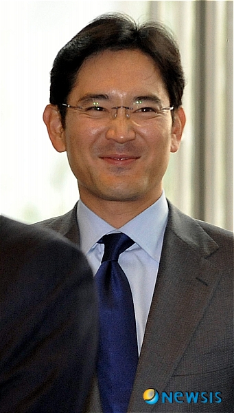 【서울=뉴시스】홍찬선 기자 = 이재용 삼성전자 부사장이 1일 오후 자랑스런 삼성인상 시상식에 참석하기 위해 서울 서초동 삼성본관에 들어서고 있다.&nbsp; mania@newsis.com