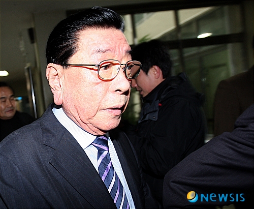 【수원=뉴시스】강종민 기자 = 뇌물수수 등의 혐의로 사전구속영장이 청구된 이대엽(75) 전 경기 성남시장이 2일 오후 영장실질심사를 받기위해 경기 성남지원으로 들어서고 있다. ppkjm@newsis.com