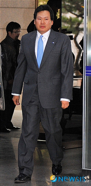 【서울=뉴시스】전진환 기자 = 2일 오후 탱크로리기사에게 야구방망이로 폭행을 가한 혐의로 최철원 M&M 전 대표가 피의자 신분으로 조사를 받기위해 서울지방경찰청으로 들어서고 있다.&nbsp; amin2@newsis.com 