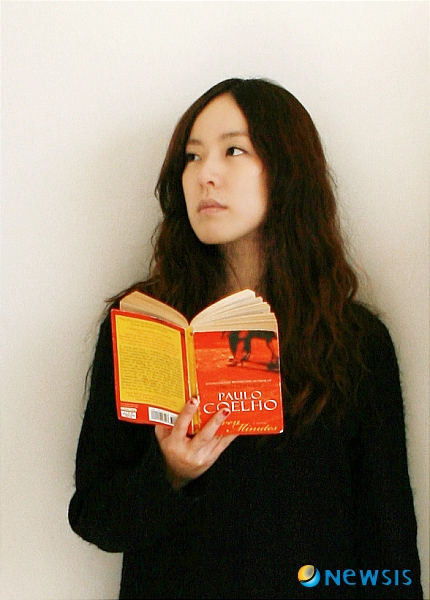 【서울=뉴시스】이재훈 기자 = ‘홍대 여신’으로 통하는 가수 요조(29)가 2년 만에 새 싱글앨범을 발표한다. <관련기사 있음>&nbsp; realpaper7@newsis.com 