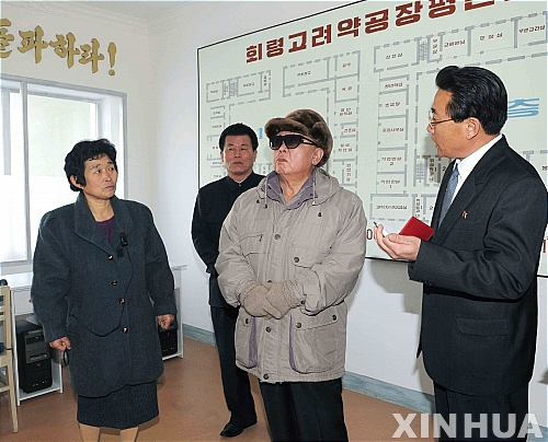 【회령(북한)=신화/뉴시스】북한 조선중앙통신은 김정일 국방위원장(가운데)이 함경북도 회령의 고려약공장을 방문, 현지지도 했다고 5일 보도하며 사진 촬영일자는 밝히지 않았다.&nbsp; 