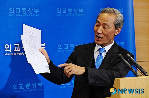 【서울=뉴시스】남강호 기자 = 김종훈 통상교섭본부장이 5일 오전 서울 외교통상부 브리핑룸에서 한미 자유무역협정(FTA) 추가 협상 결과를 발표, 합의서에 서명한 자신의 친필사인을 보여주고 있다. kangho@newsis.com