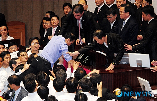 【서울=뉴시스】박주성 기자 = 한나라당이 본회의에서 새해 예산안 단독처리를 시도하는 가운데 8일 오후 국회 본회의장에서 민주당 홍영표 의원이 의장석으로 올라가려고 하고 있다.&nbsp;&nbsp; park7691@newsis.com 