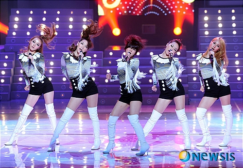 【서울=뉴시스】백영미 기자 = 여자 아이돌은 ‘인기값’을 치러야 한다. <관련기사 있음>&nbsp; positive100@newsis.com