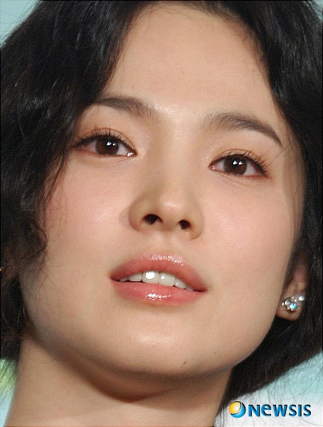 【서울=뉴시스】김지은 기자 = 탤런트 송혜교(28)가 세계 미녀 랭킹 18위에 올랐다.&nbsp; 송혜교는 최근 미국의 영화 웹사이트 인디펜던트 크리틱스가 선정한 ‘2010 가장 아름다운 얼굴 100’ 중에서 한국배우로는 처음으로 18위에 이름을 올렸다. 아시아에서는 송혜교와 일본의 노조미 사사키(33위) 뿐이다.&nbsp; 주최 측은 송혜교에 대해 “단점이 거의 없는 얼굴”이라며 “송혜교가 내년에는 톱10에 오를 것으로 기대된다”고 전했다.&nbsp; ‘가장 아름다운 얼굴 100’의 1위는 미국의 섹시스타 카멜리아 벨, 2위는 영화 ‘해리포터’ 시리즈에 출연한 에마 웟슨이 차지했다.&nbsp; 할리우드의 패셔니스타 에밀리 블런트와 시에나 밀러는 19, 21위에 이름을 걸었다. 이탈리아의 섹스심벌 모니카 벨루치(25위), 영화 ‘아이언맨2’의 스칼릿 조핸슨(42위), ‘트랜스포머’의 메건 폭스(64위) 등도 100위 안에 들었다.&nbsp; 인디펜던트크리틱스는 1990년부터 매년 이 순위를 발표하고 있다.&nbsp; kje1321@newsis.com&nbsp; 